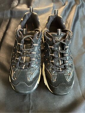 Woman’s Skechers D'Lites Glamour Feels Sneakers Size 10